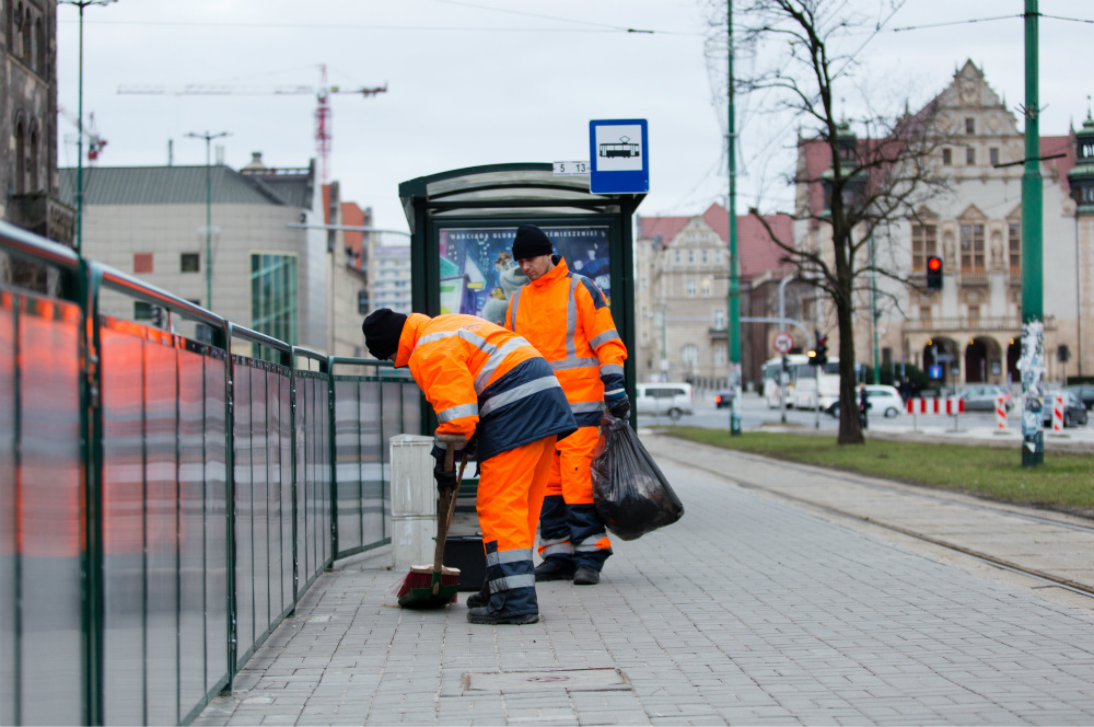 FBSerwis zadba o czystość przystanków autobusowych oraz pasów drogowych w Poznaniu