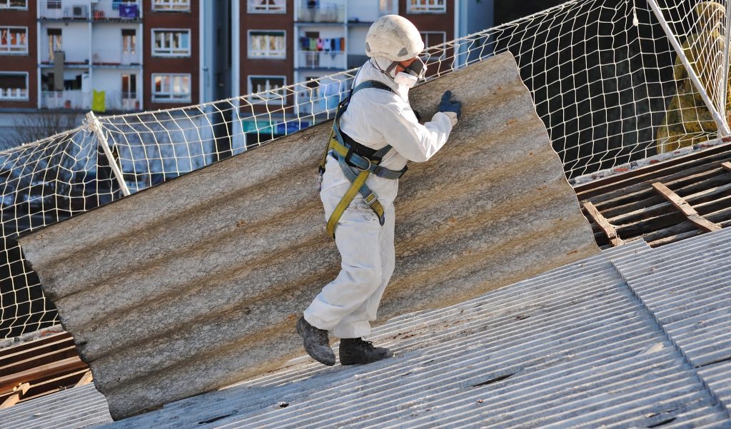 Azbest – jak pozbyć się problemu?